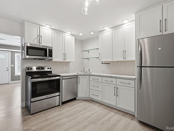 4th image of 862 N Main St