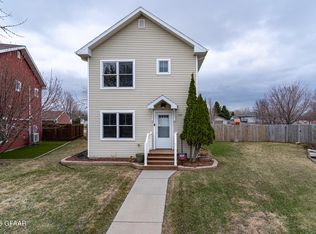 769 Promenade Ct, Grand Forks, ND 58203