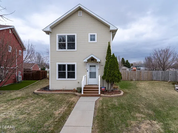 769 Promenade Ct, Grand Forks, ND 58203