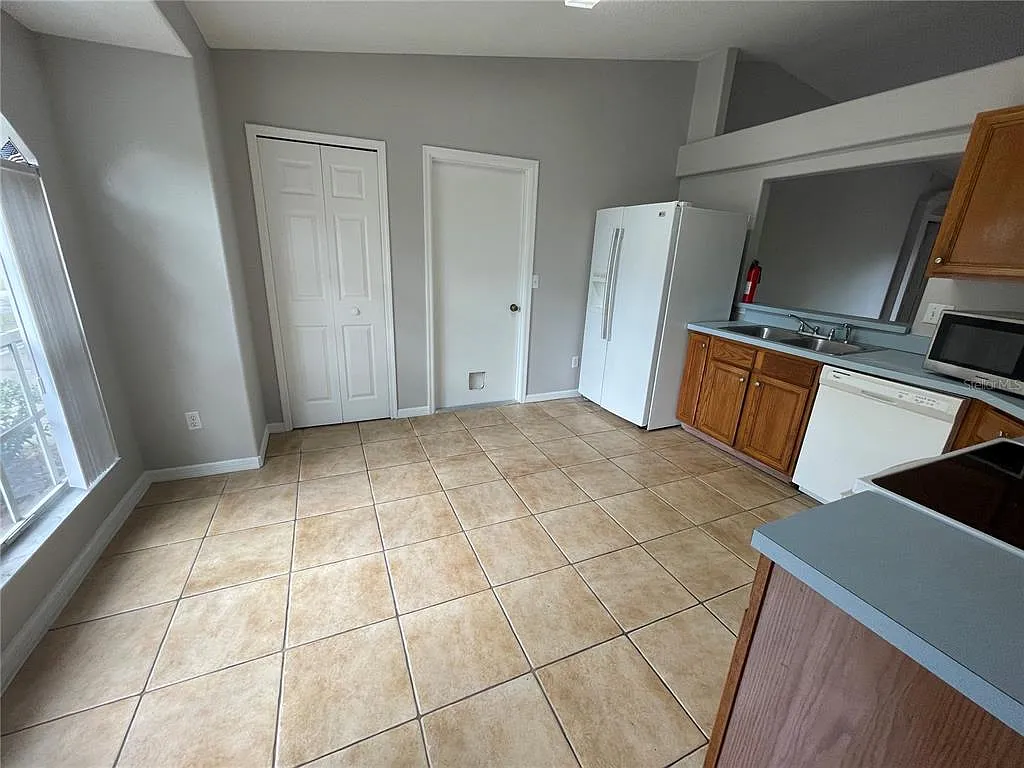 3 bed, 2.0 bath, 1217 sqft, $2,095 — Photo 3