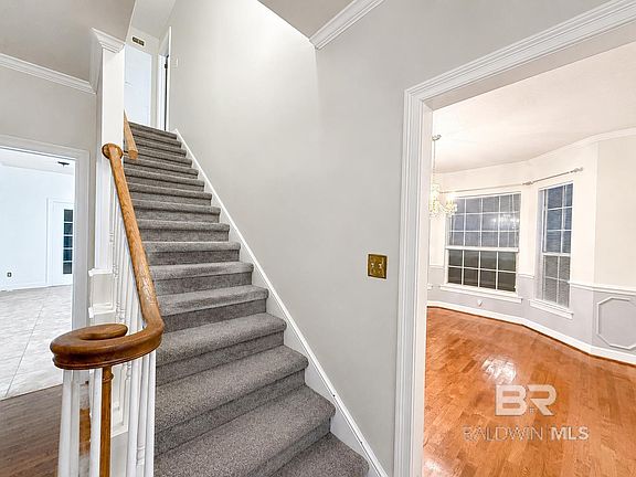 5th image of 105 Blackthorne Cir