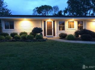 32 Kingsley Rd, Kendall Park, NJ 08824