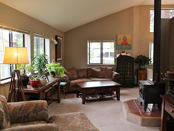 3rd image of 365 SE Andrews St APT A