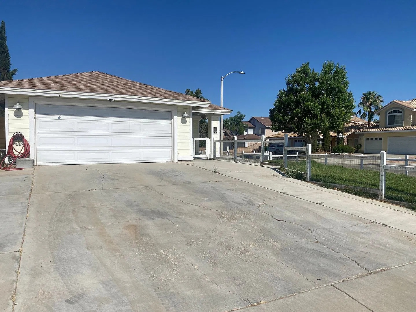 Lancaster 3 bedroom available now! — Photo 2