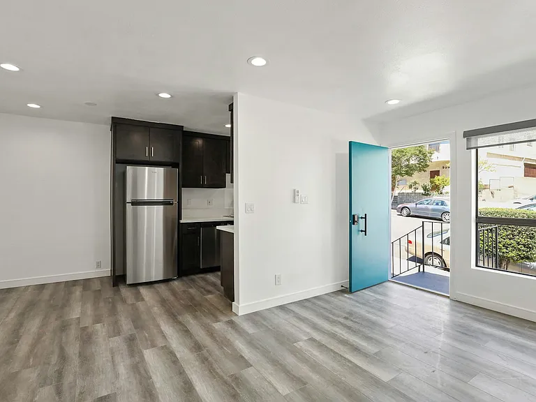 900 W College St #4 — Photo 5