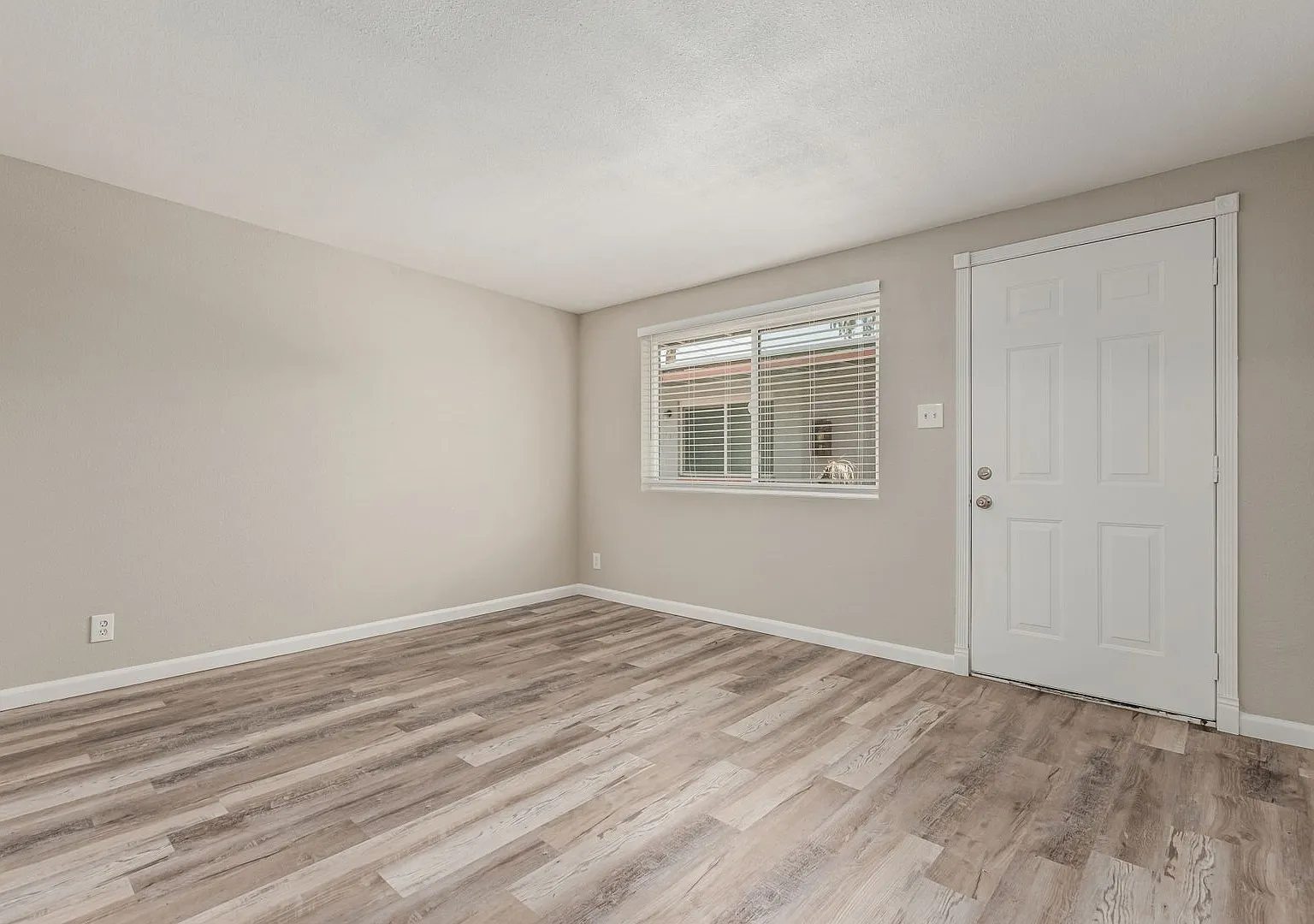 Las Palmas Apartments — Photo 4