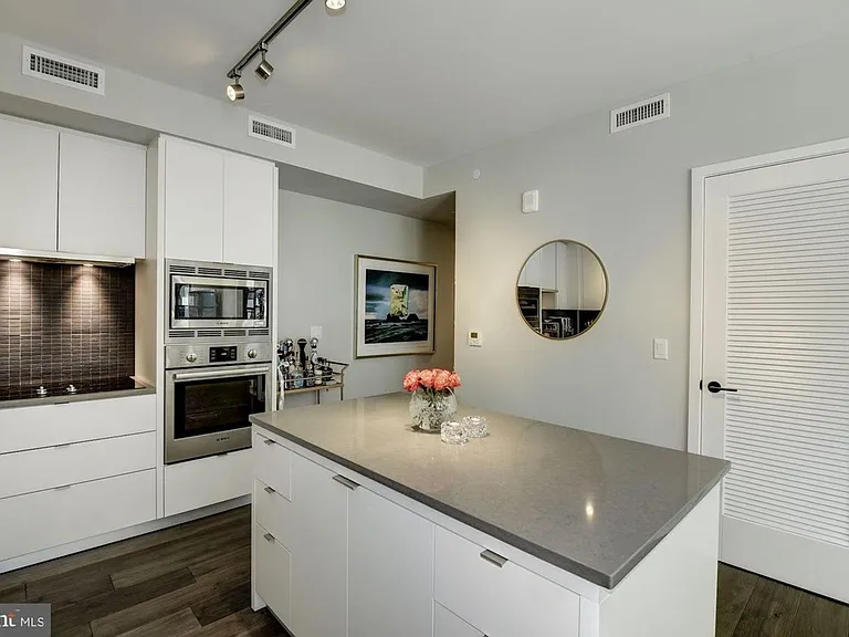 1300 4th St SE #703 — Photo 11