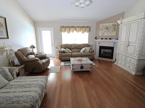 4th image of 45 Kathleen Dr
