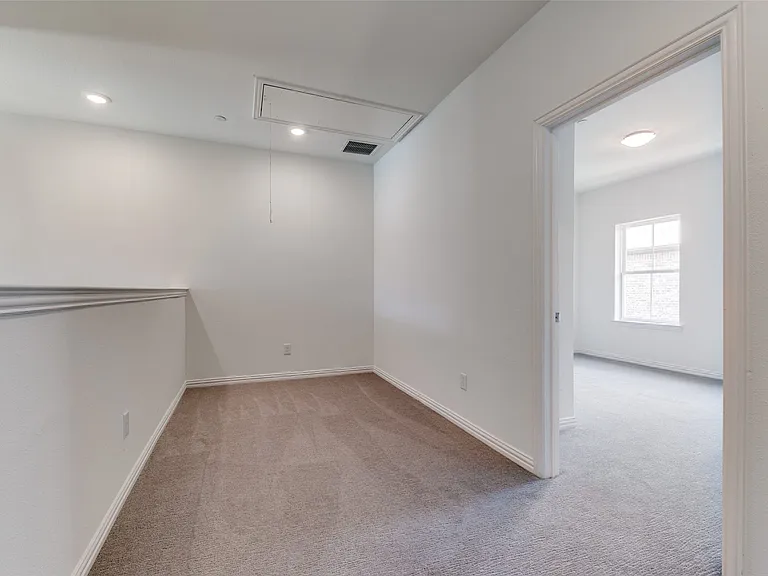 2418 Ash Ln — Photo 11