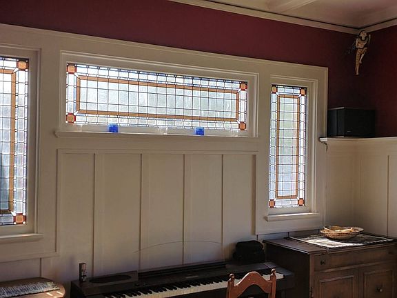 Leaded glass windows and original craftsman details