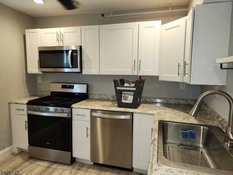 145 W Clinton St — Photo 1