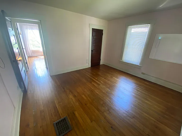 2580 Glenmawr Ave — Photo 17
