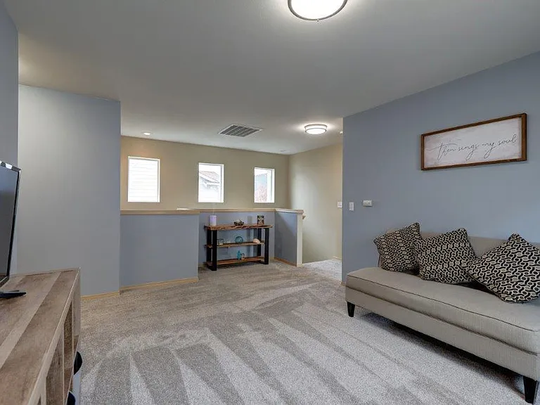 271 Bondgard Ave E — Photo 4