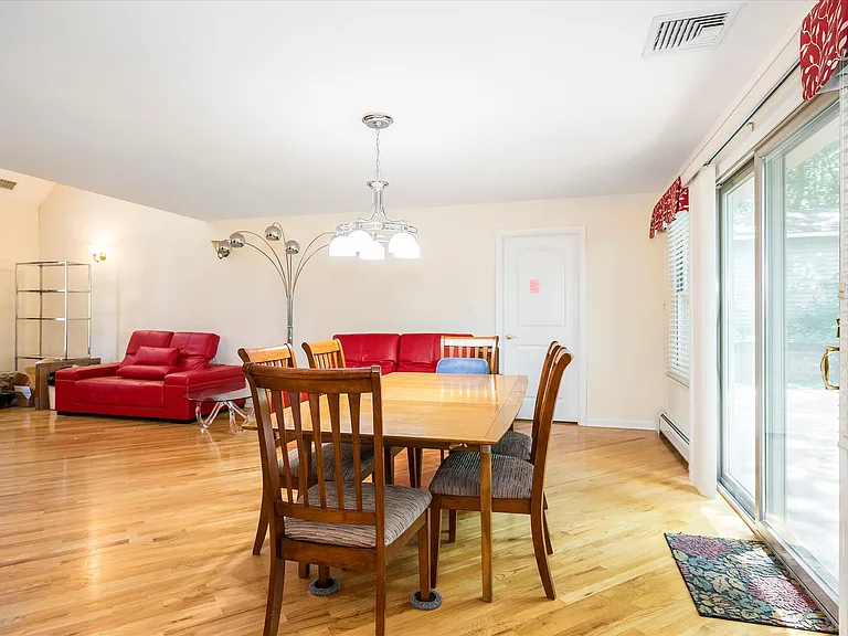 16 Norwood Ave — Photo 8