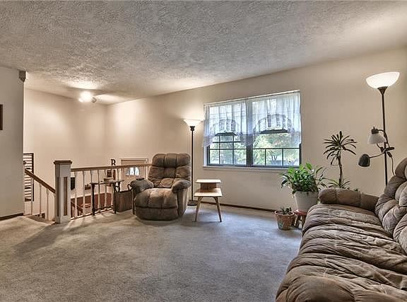 5th image of 417 NE Summit Dr