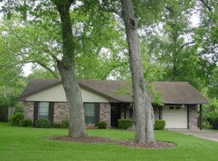 115 Meadowbrook St, Lake Jackson, TX 77566