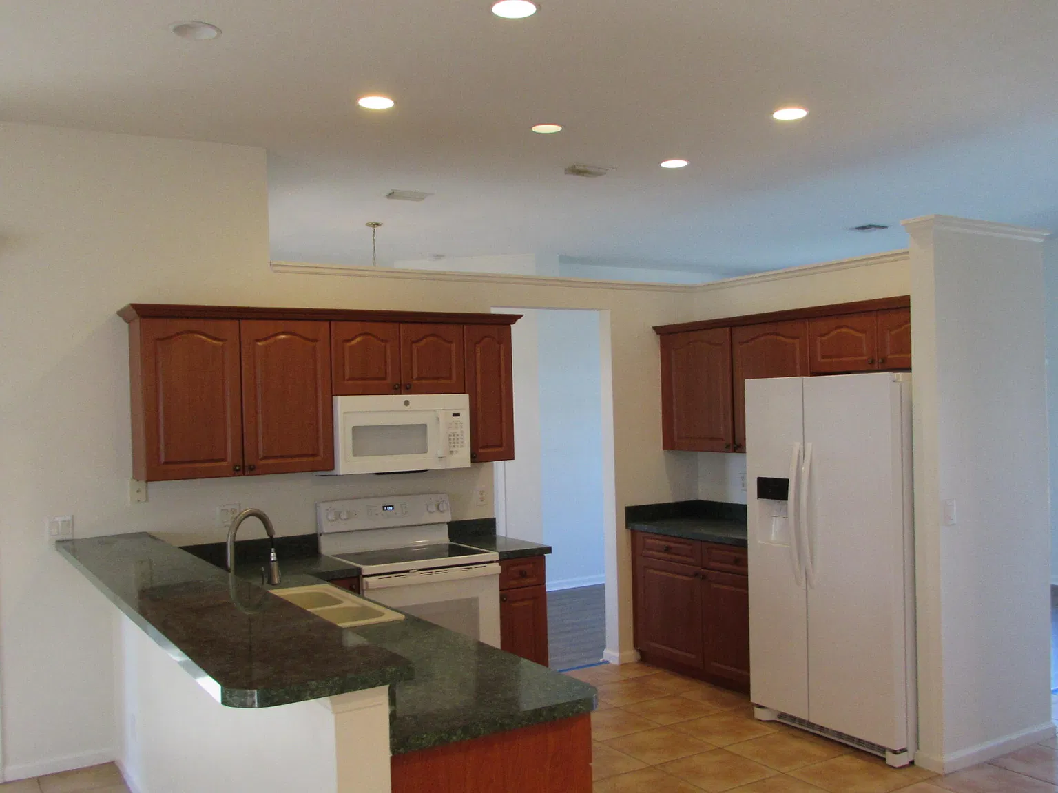 3 bed, 2.0 bath, 1785 sqft, $2,450 — Photo 2