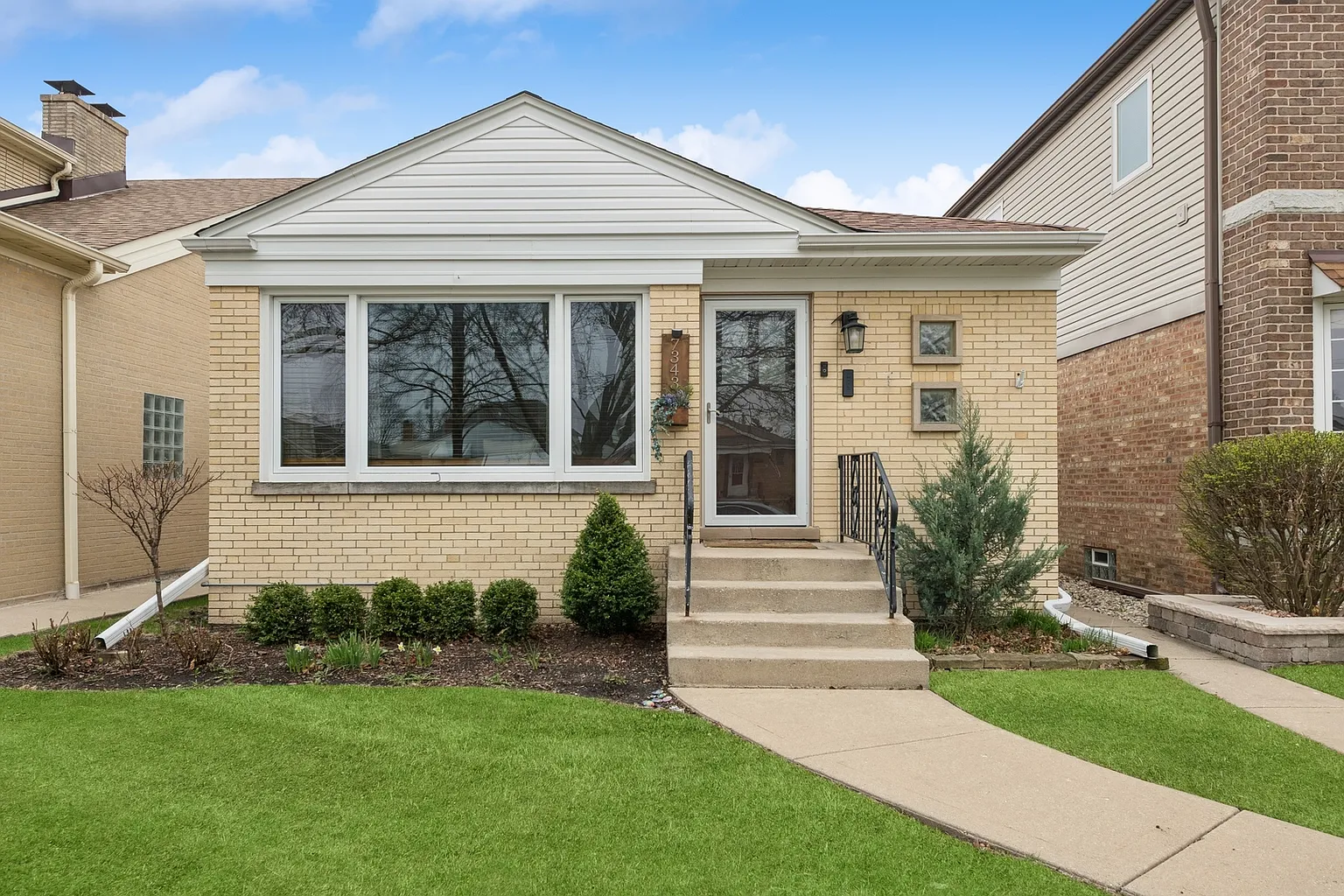 7343 W Howard St photo 1