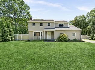 39 Sherwood Rd, Hampton Bays, NY 11946