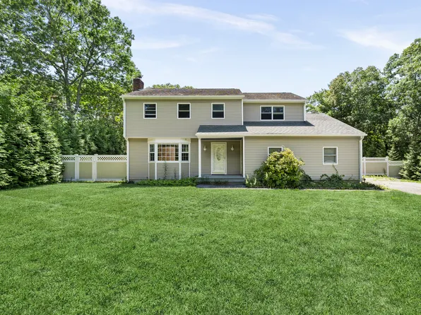 39 Sherwood Rd, Hampton Bays, NY 11946