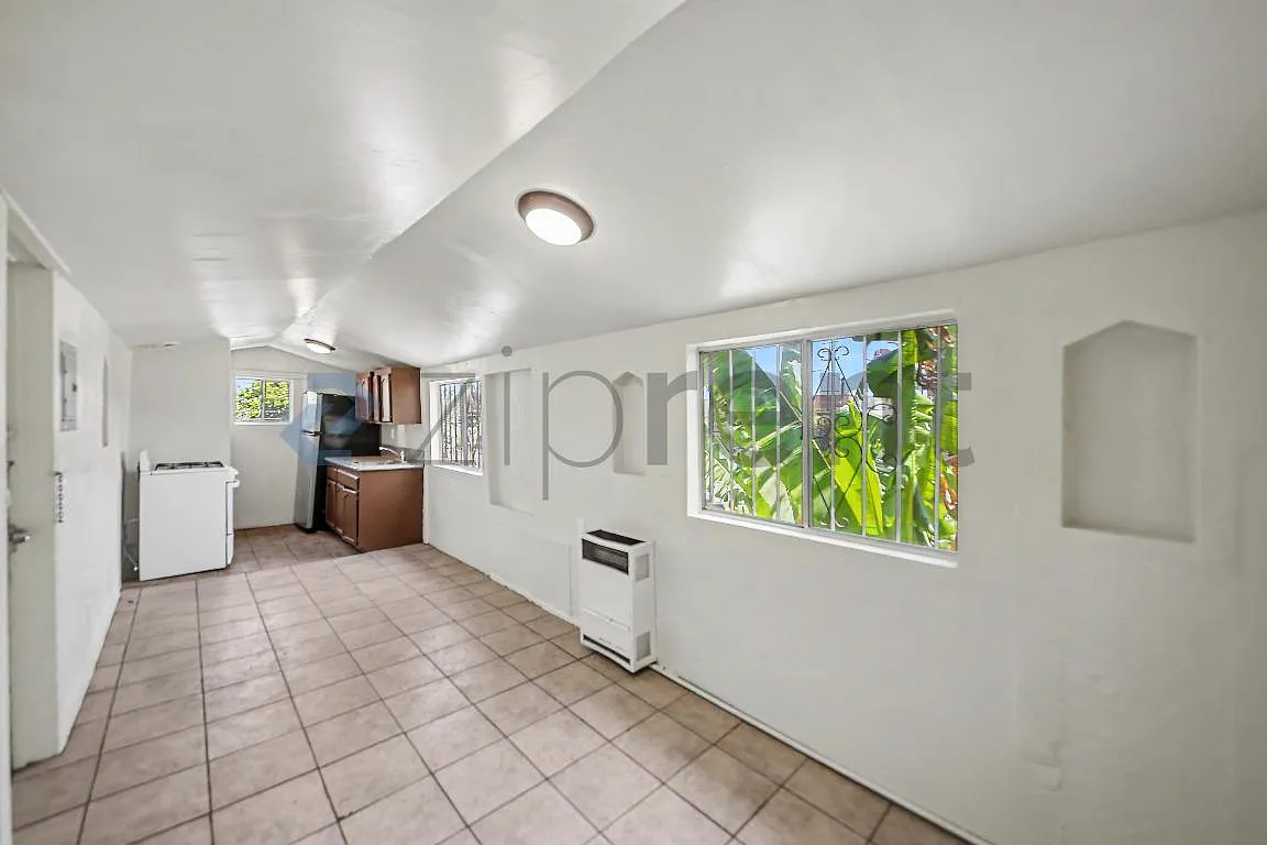 1 bed, 375 sqft, $1,300 — Photo 4