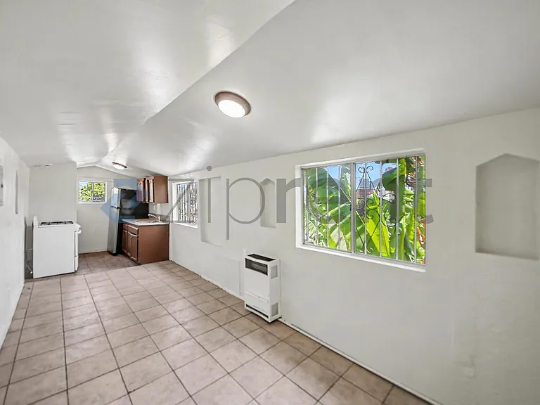 1251 E 59th Pl #B — Photo 4