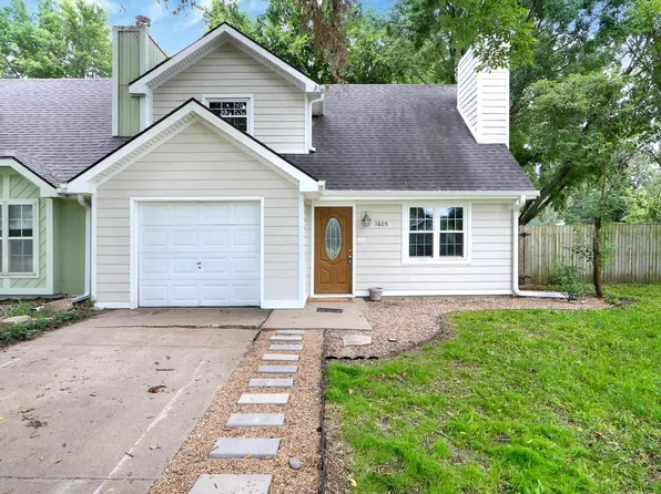 1605 Green Valley Cir, Manhattan, KS 66502