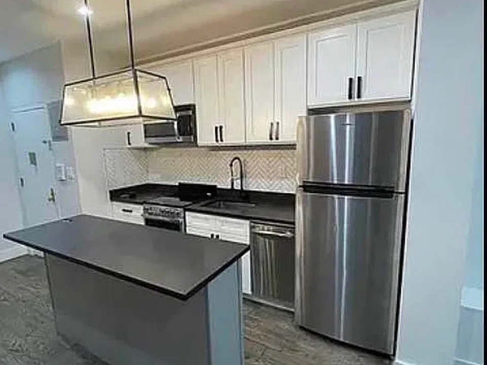 220 E 27th St #17