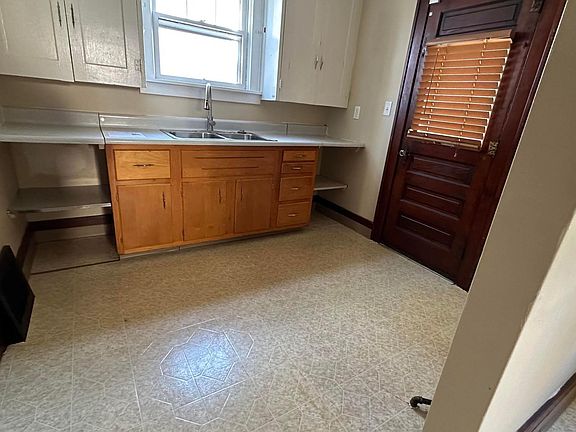5th image of 225 Murphy Ave