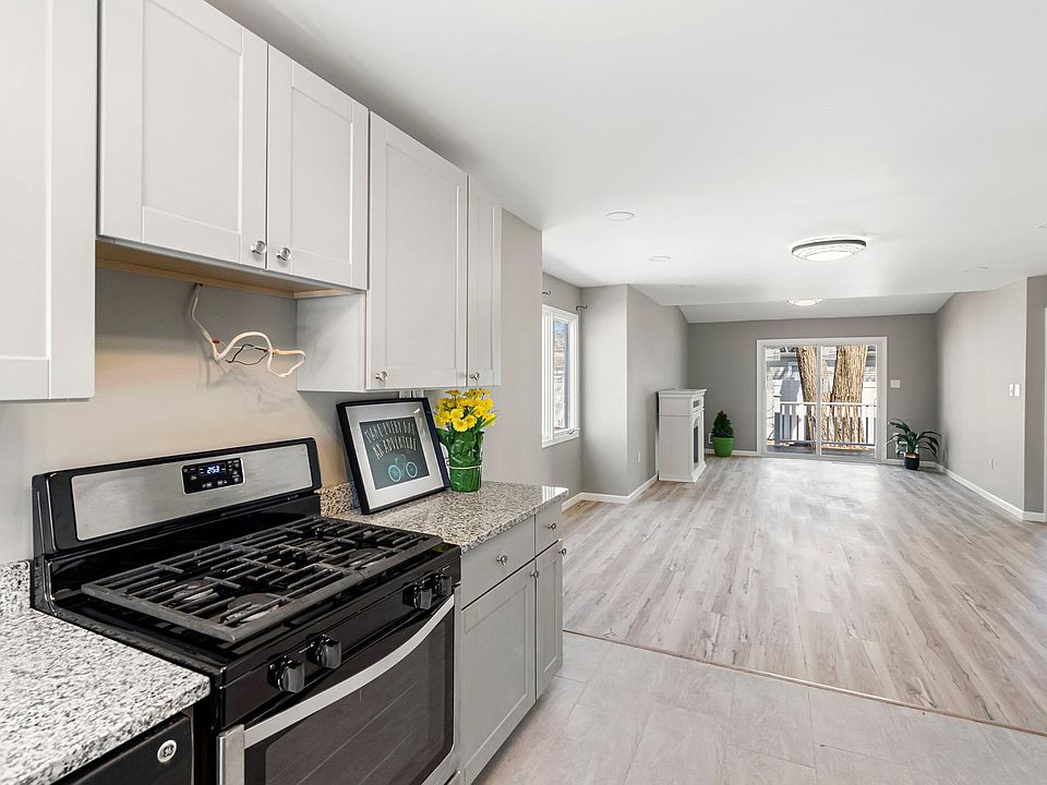 Open concept kitchen-living space