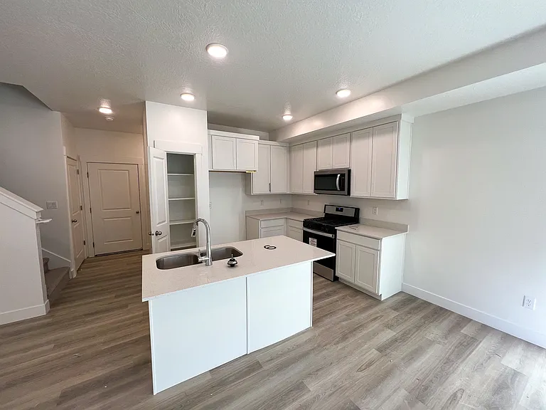 904 N 1150 E — Photo 3
