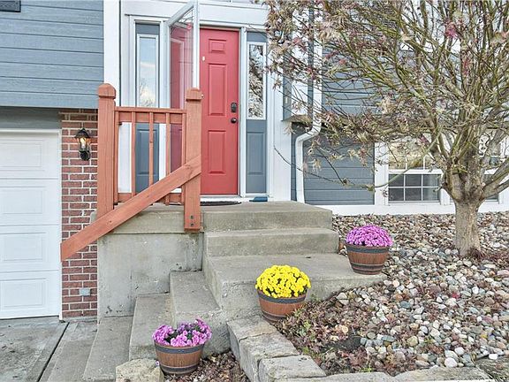 3rd image of 242 NE Arbor Dr