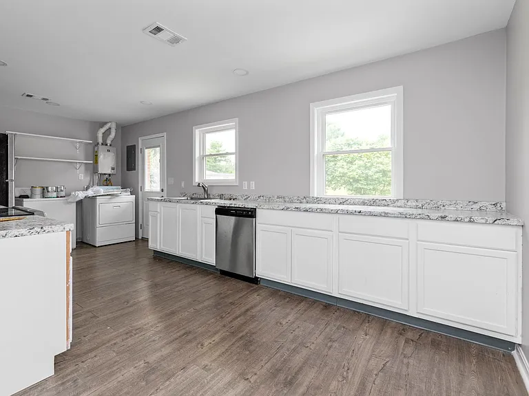 1520 Thames Dr — Photo 6