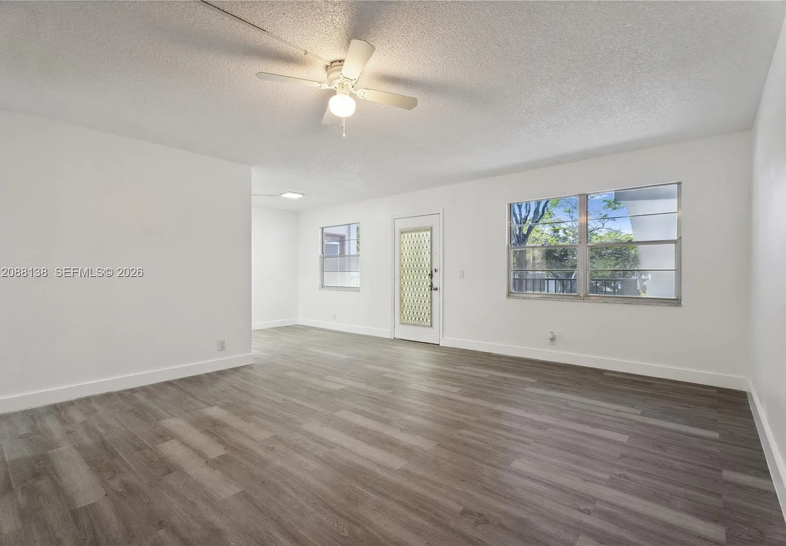 Ivanhoe West At Century V — Photo 4