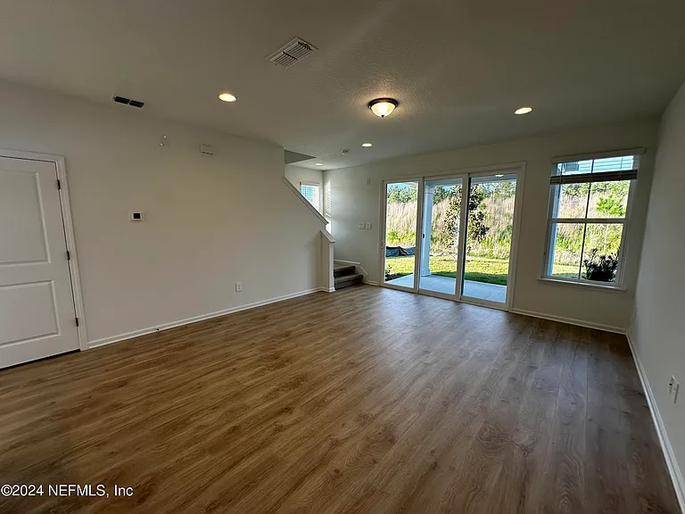 545 Brandon Lakes Dr — Photo 11