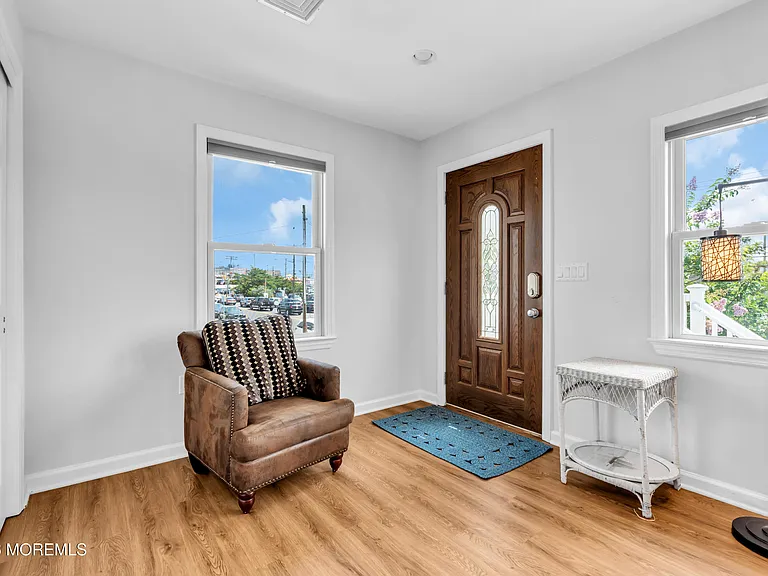 27 Arnold Ave — Photo 8