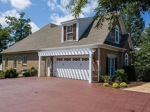 3rd image of 1044 Grand Oaks Dr