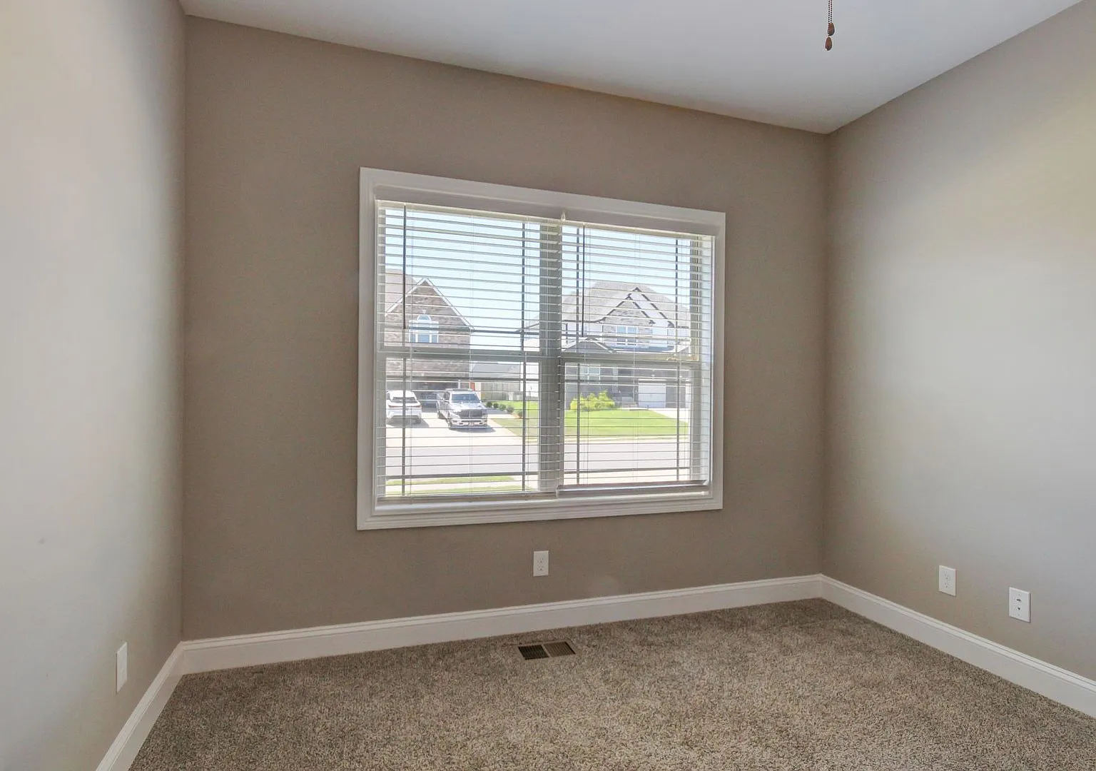 Beautiful 5-bedroom home with spacious open-concept floor plan — Photo 4