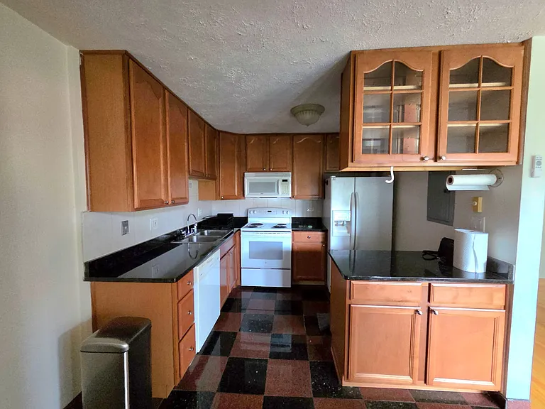 2205 Arbor Cir #8 — Photo 1