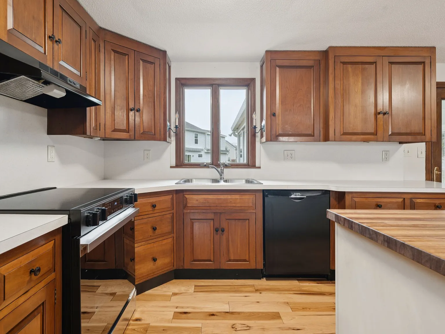 3 bed, 2.5 bath, 2588 sqft, $3,300 — Photo 3