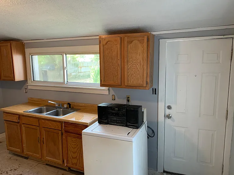 2407 Duncan St — Photo 6