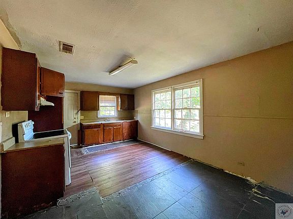4th image of 421 Lumpkin St
