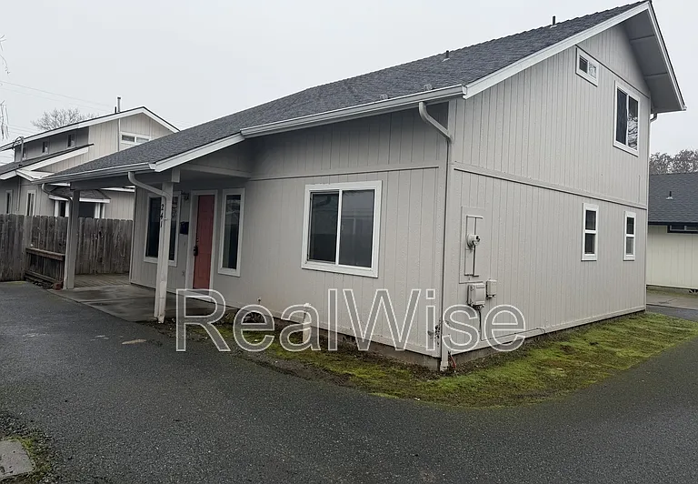 241 NE School St — Photo 5
