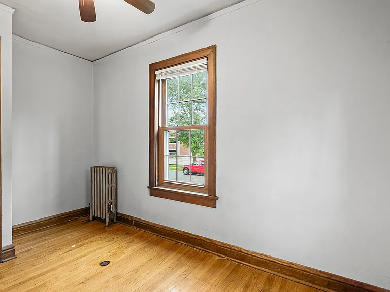833 Midland St — Photo 7
