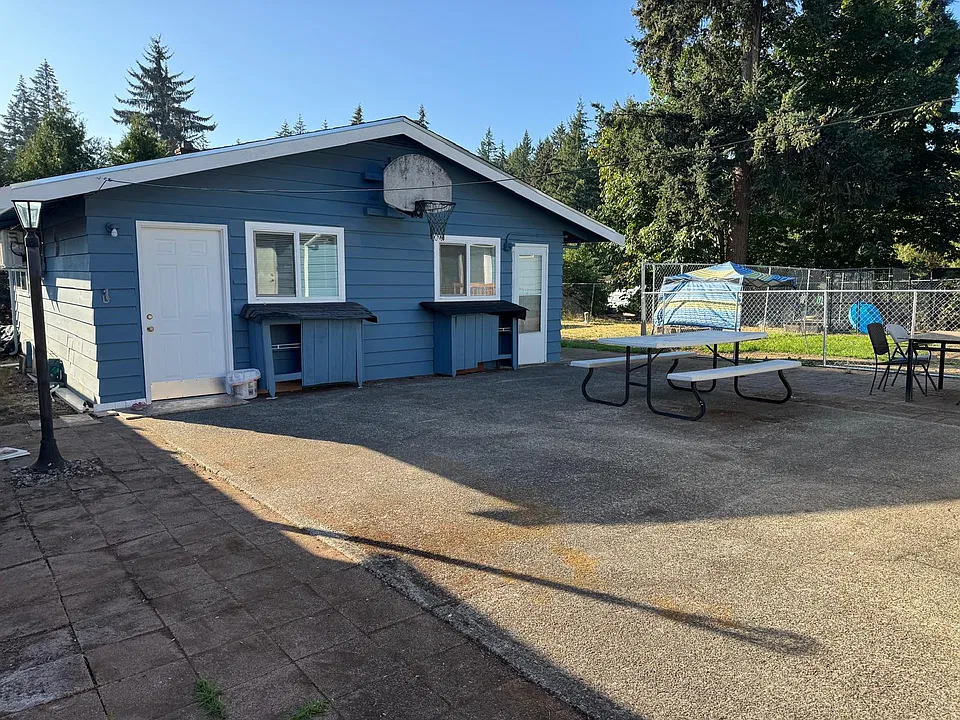 Spacious courtyard and picnic table shared by all units