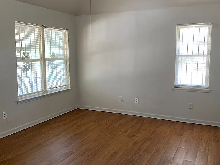 1572 Victor St — Photo 12