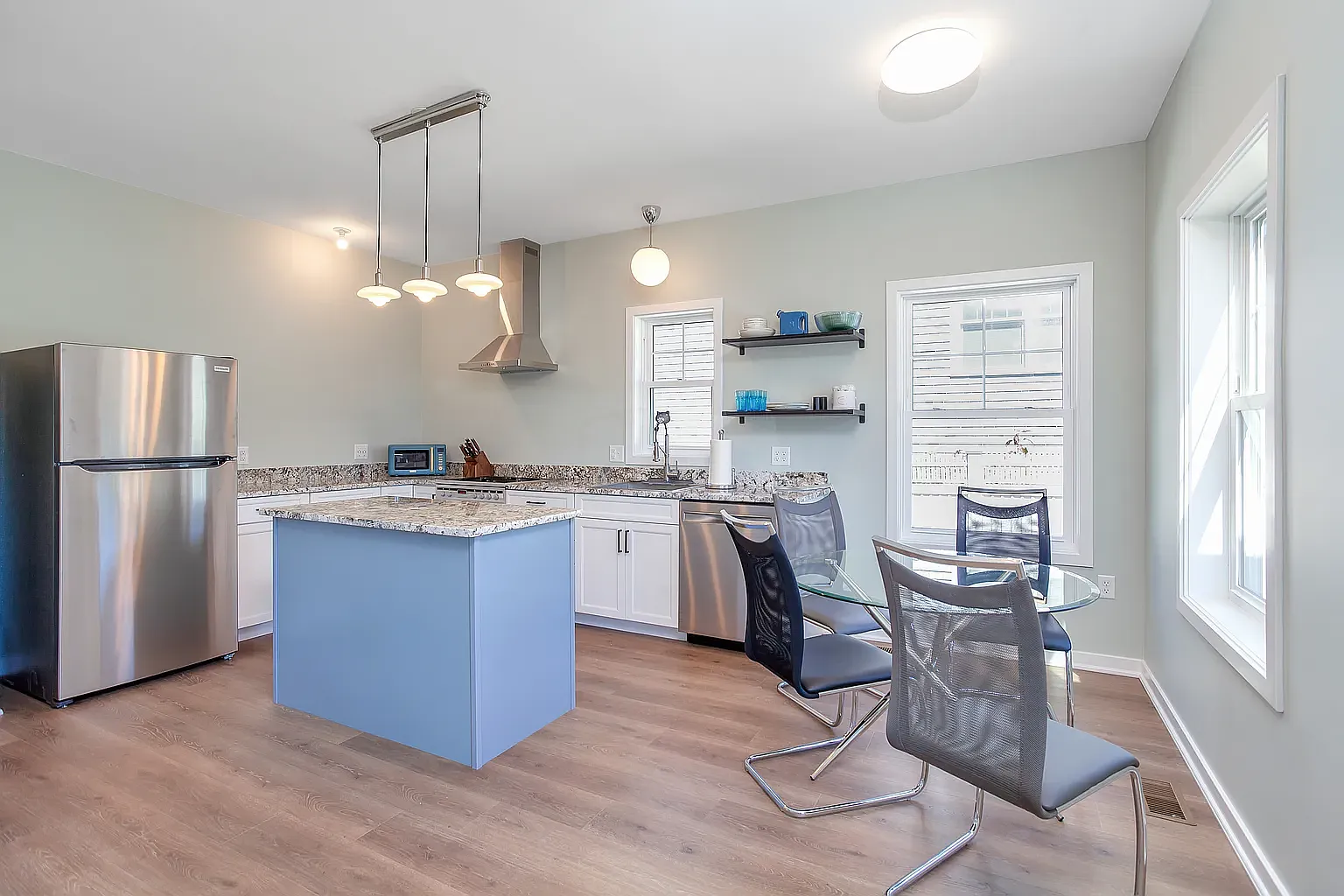 2 bed, 800 sqft, $3,500 — Photo 3