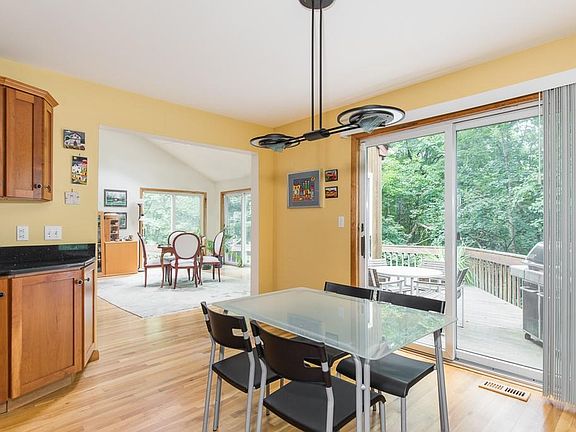 4th image of 40 Hillair Cir