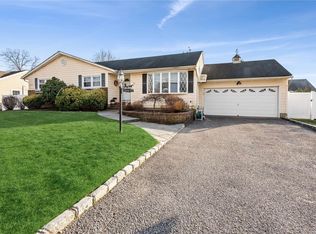 22 Bayview St, Massapequa, NY 11758