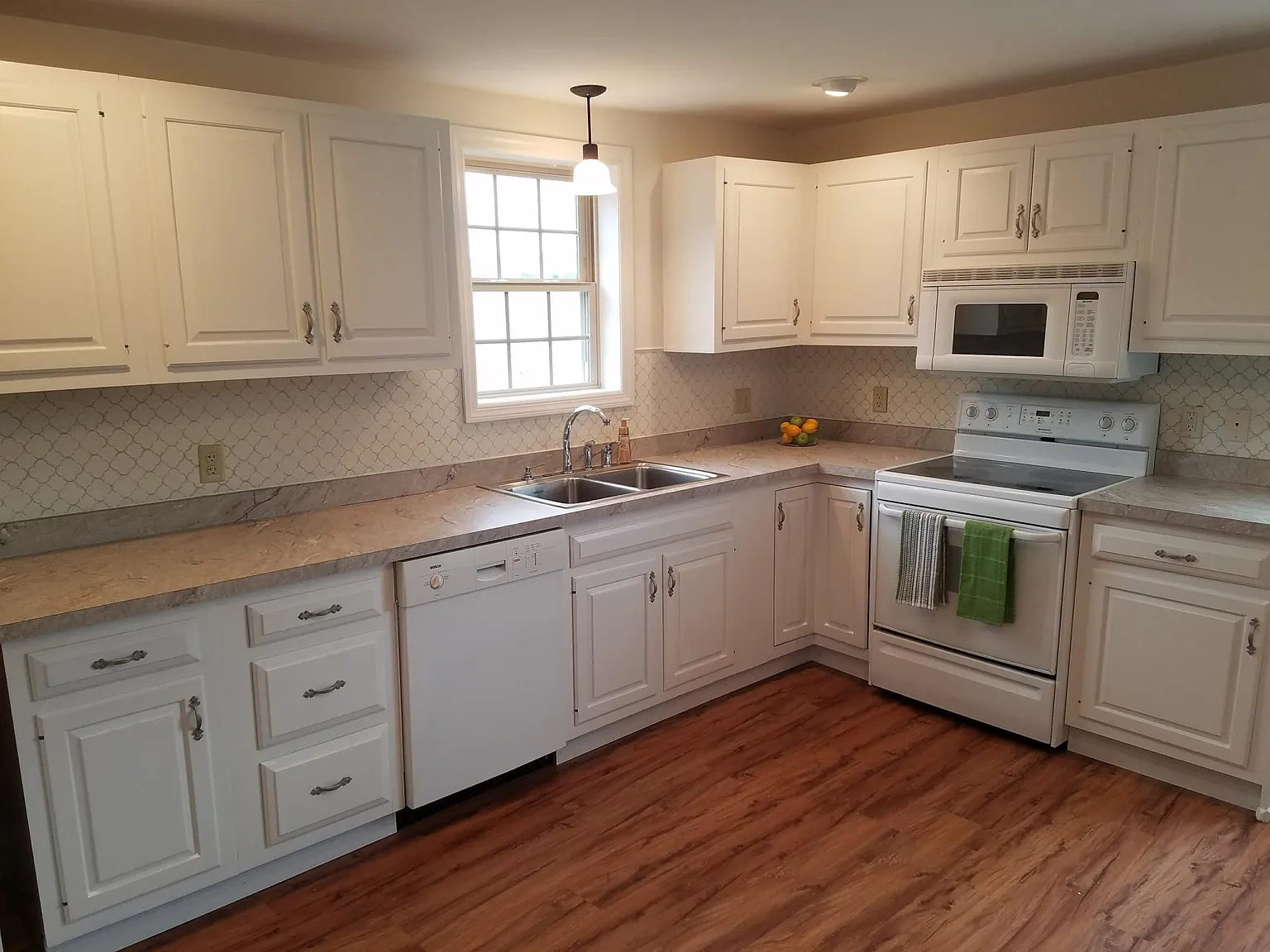 3 bed, 1.5 bath, 1472 sqft, $1,375 — Photo 3